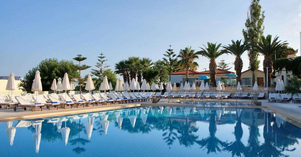 Een foto van het zwembad bij Rethymno Mare Royal