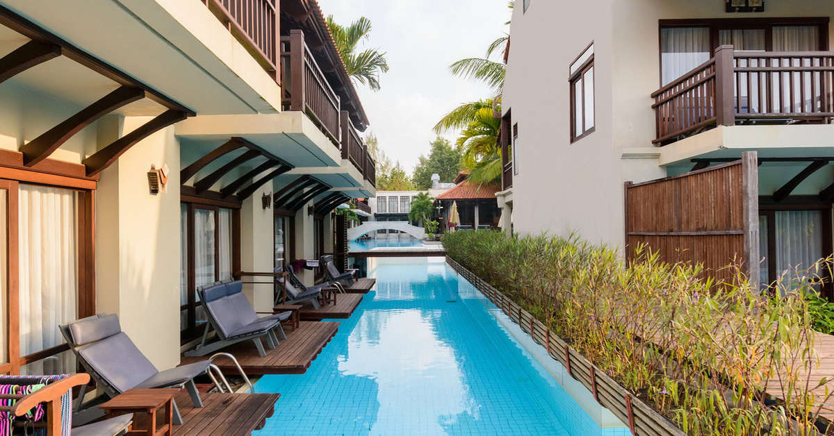Een foto van het zwembad bij Khao Lak Oriental Resort