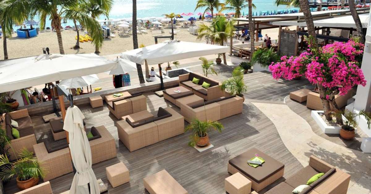 Een foto van het terras bij Holland House Beach Hotel
