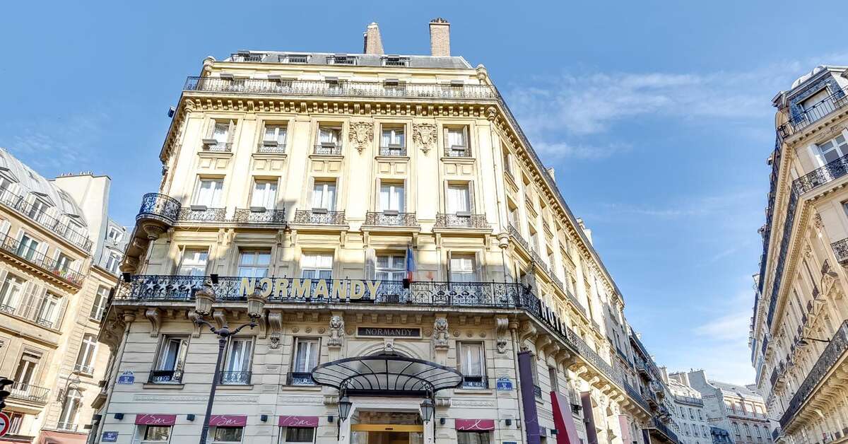 Een foto van de buitenkant van Normandy Le Chantier Hotel