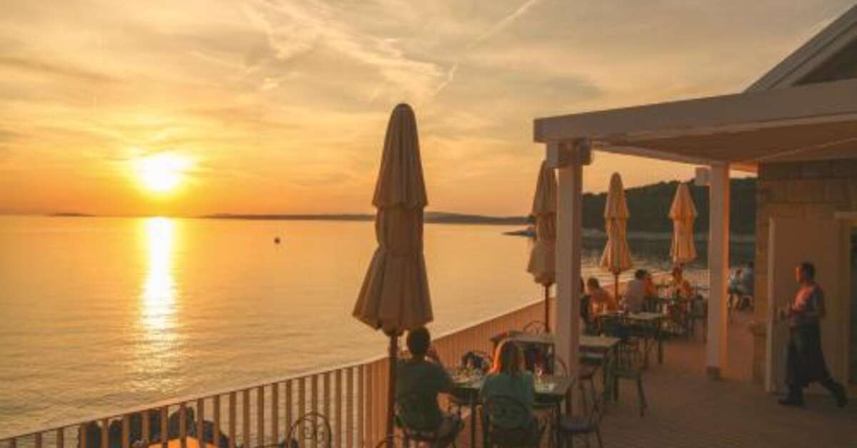 Een foto van het terras bij Hotel Aurora