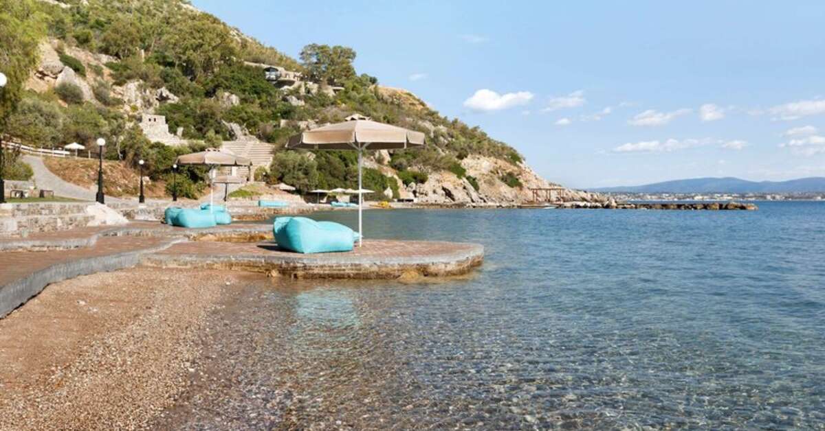 Een foto van het strand bij Ramada by Wyndham Loutraki Poseidon Resort