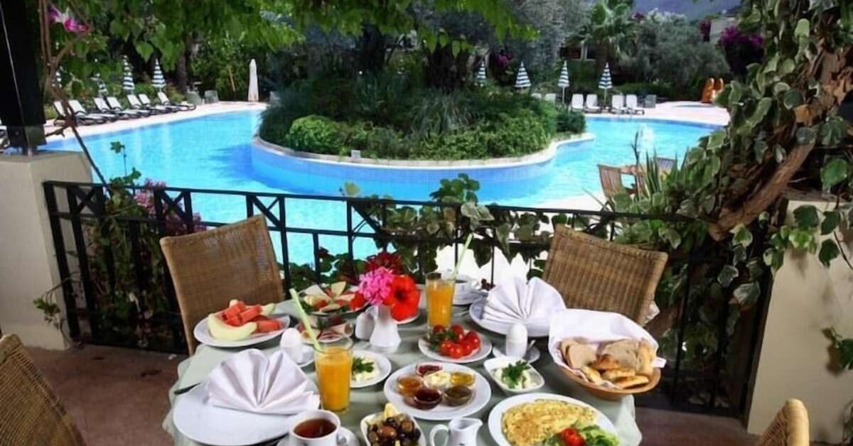 Ein Foto vom Pool im Hotel Zeytinada
