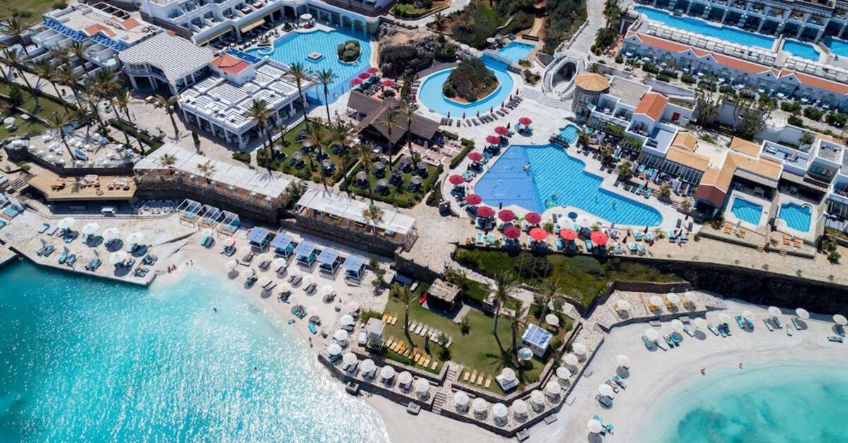 Een foto van de buitenkant van Minos Imperial Luxury Beach Resort & Spa