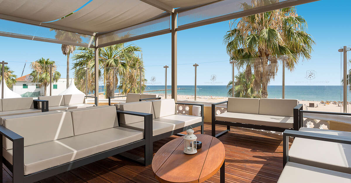 Een foto van het terras bij AP Oriental Beach