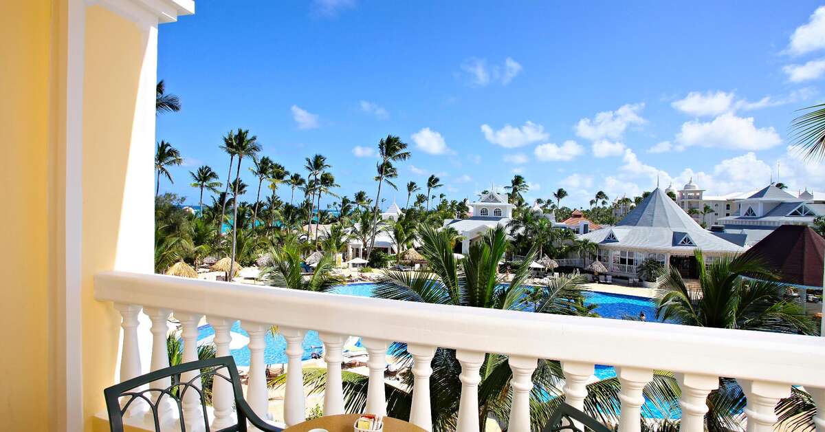Een foto van het zwembad bij Luxury Bahia Principe Esmeralda