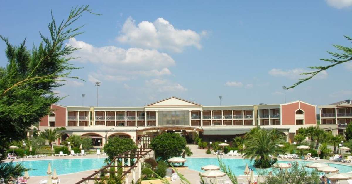 Een foto van het zwembad bij Akiris Resort