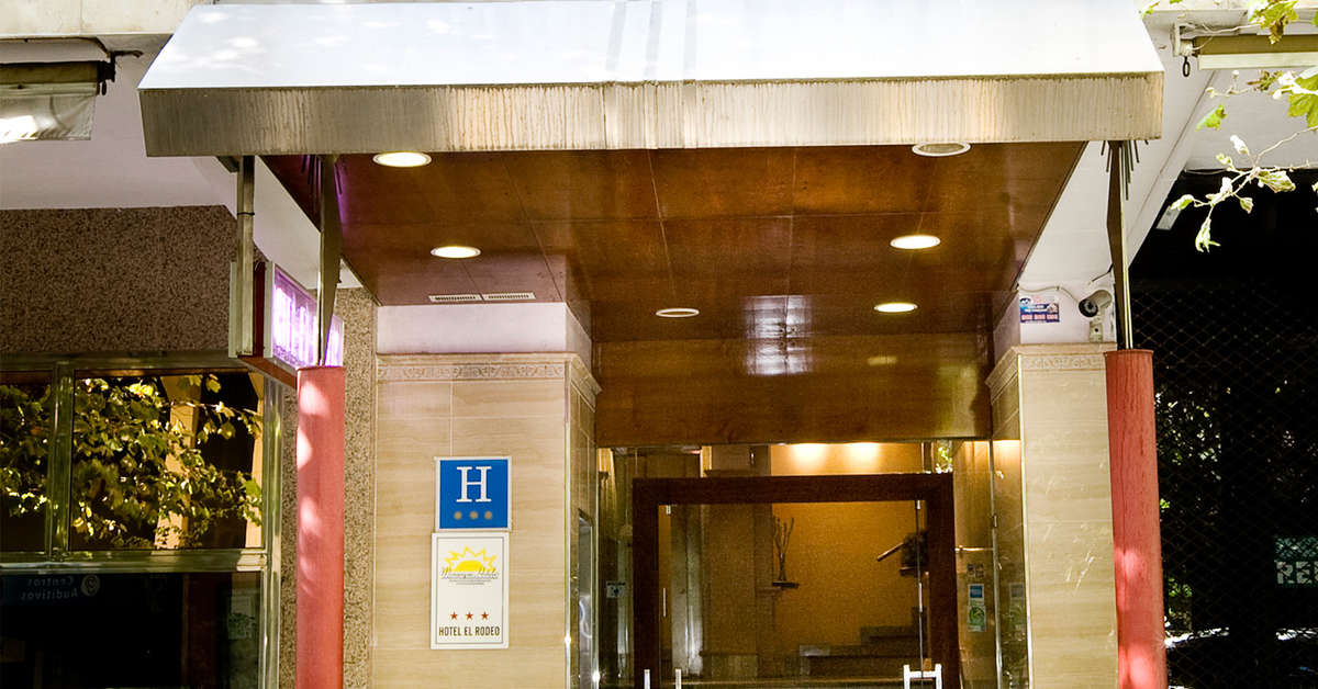 Een foto van de buitenkant van Hotel Monarque El Rodeo