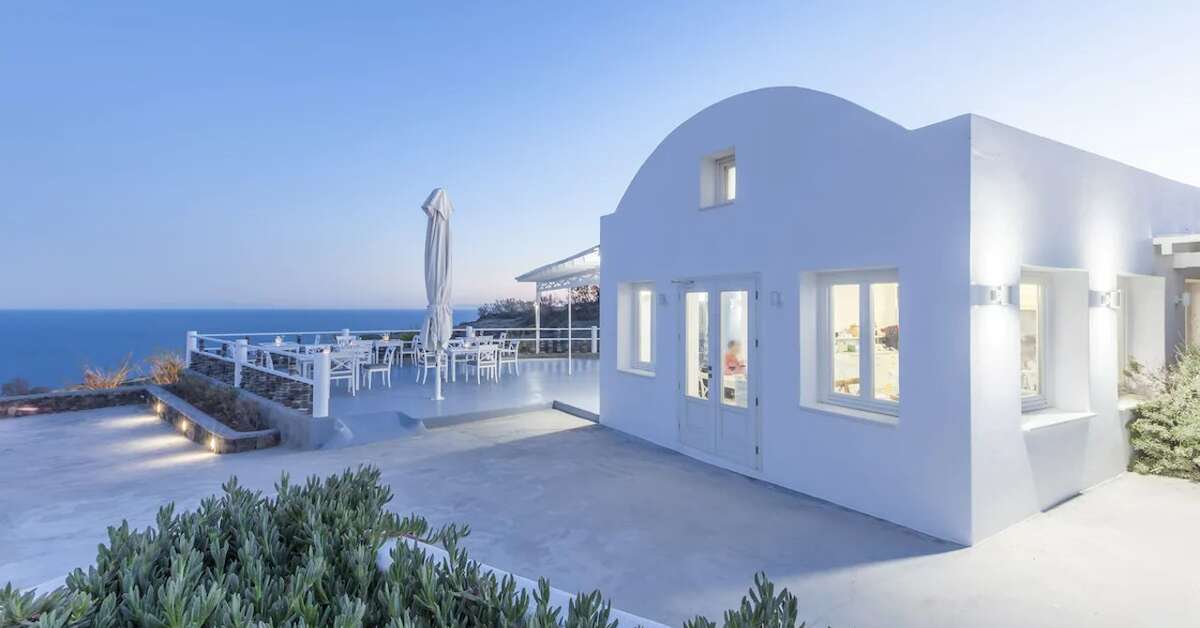 Een foto van het terras bij Kalestesia Suites