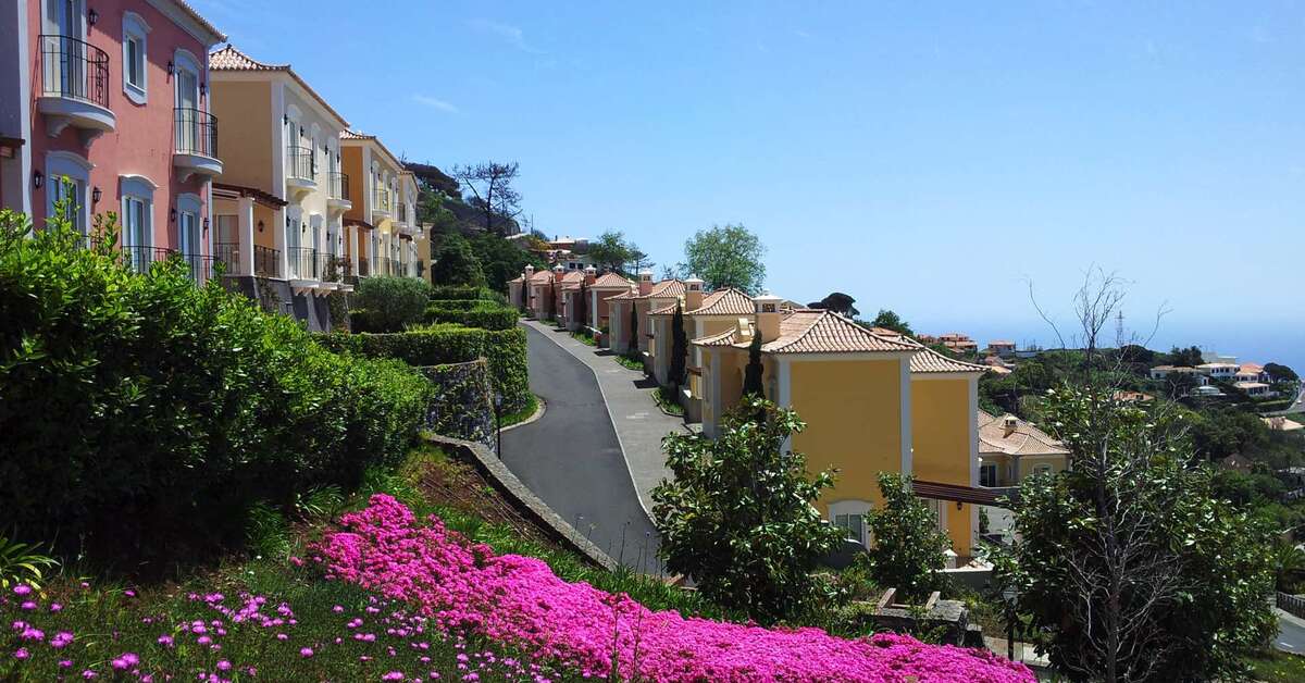 Een foto van de buitenkant van Palheiro Village
