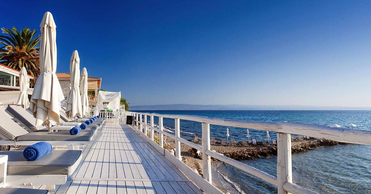 Een foto van het terras bij White Suites Resort