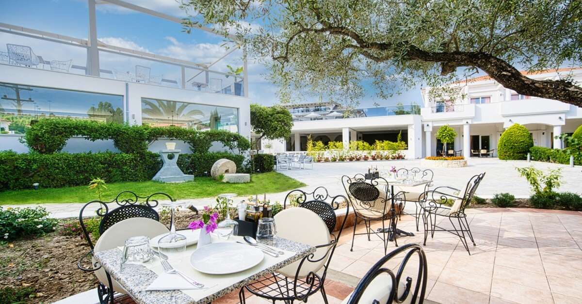 Een foto van het terras bij Chrousso Village Hotel