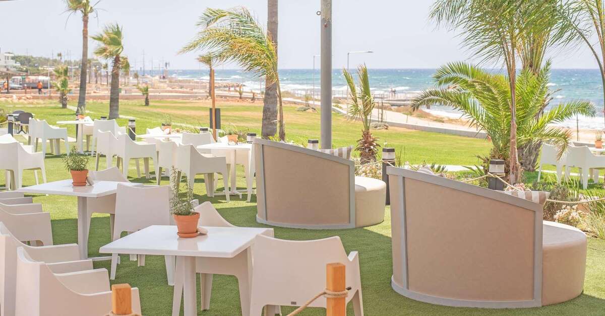 Een foto van het terras bij Pierre Anne Beach Hotel