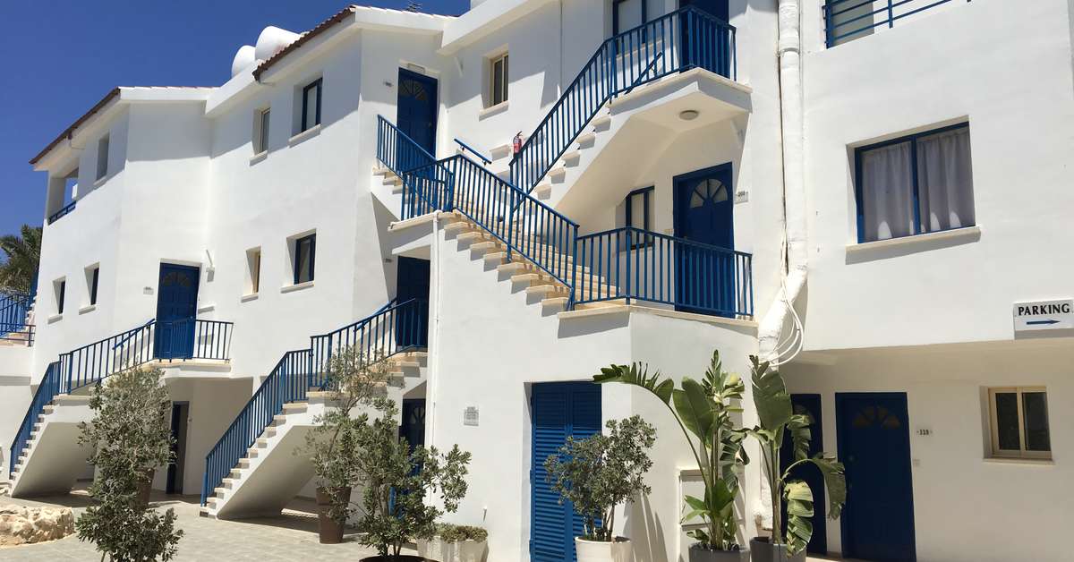 Een foto van de buitenkant van Vrachia Beach Hotel & Suites