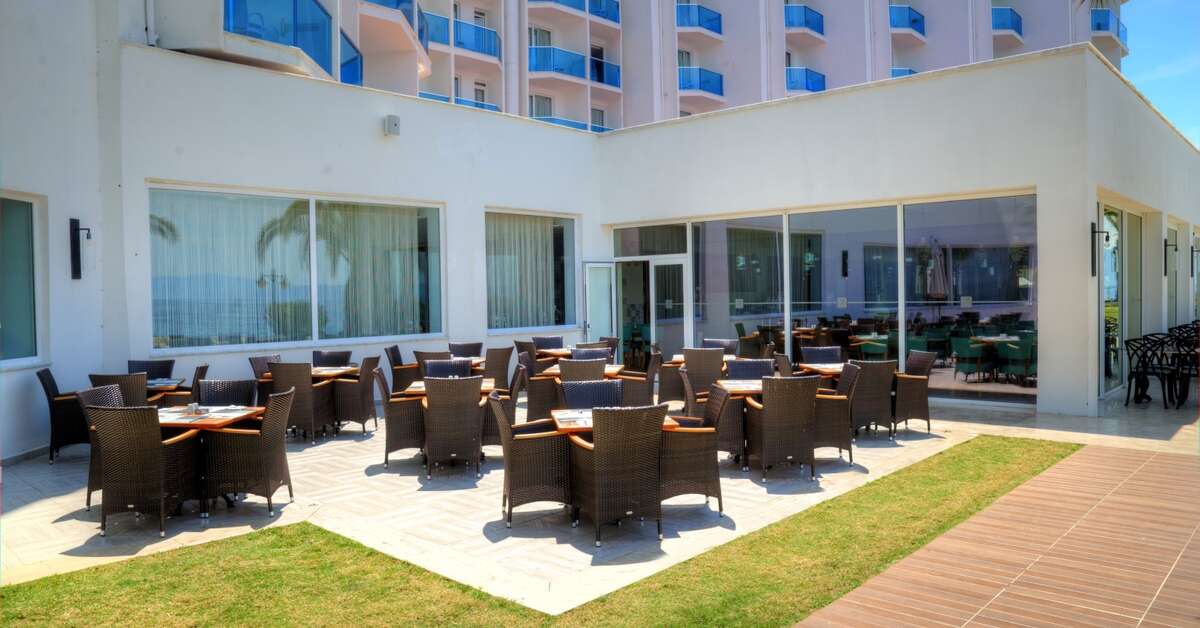 Een foto van het terras bij Le Bleu Hotel & Resort