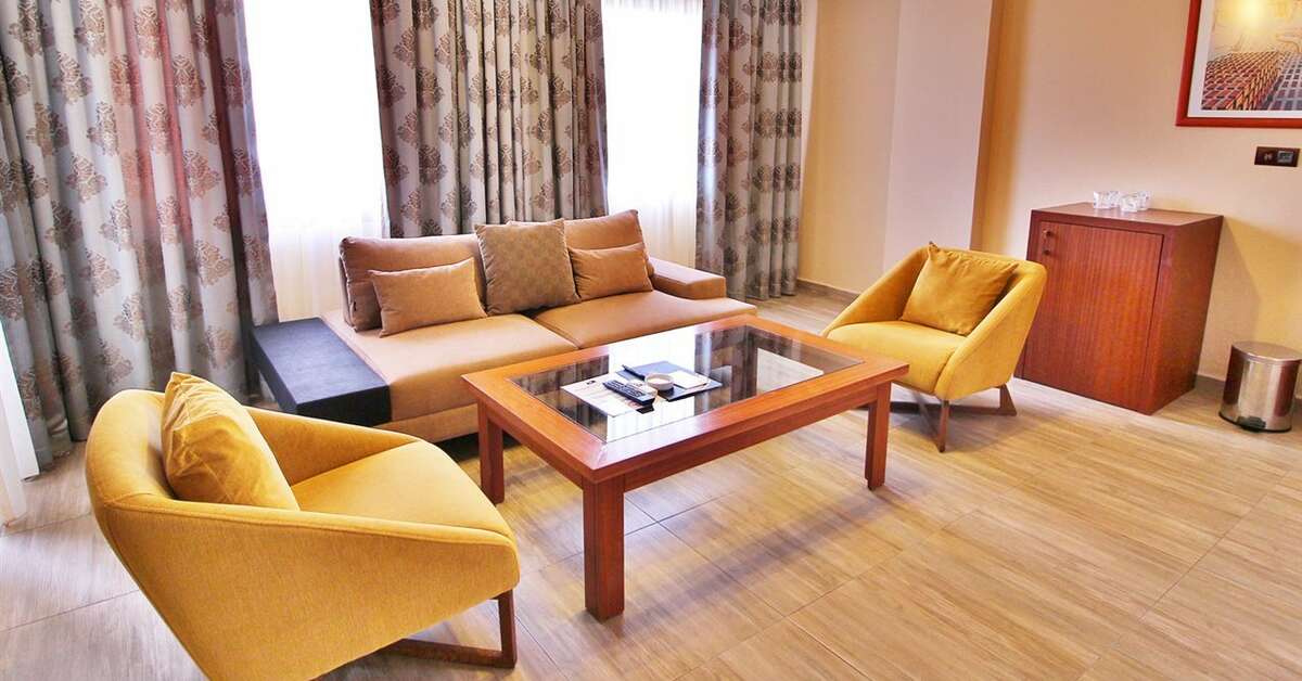 Een foto van het interieur van Azka Otel