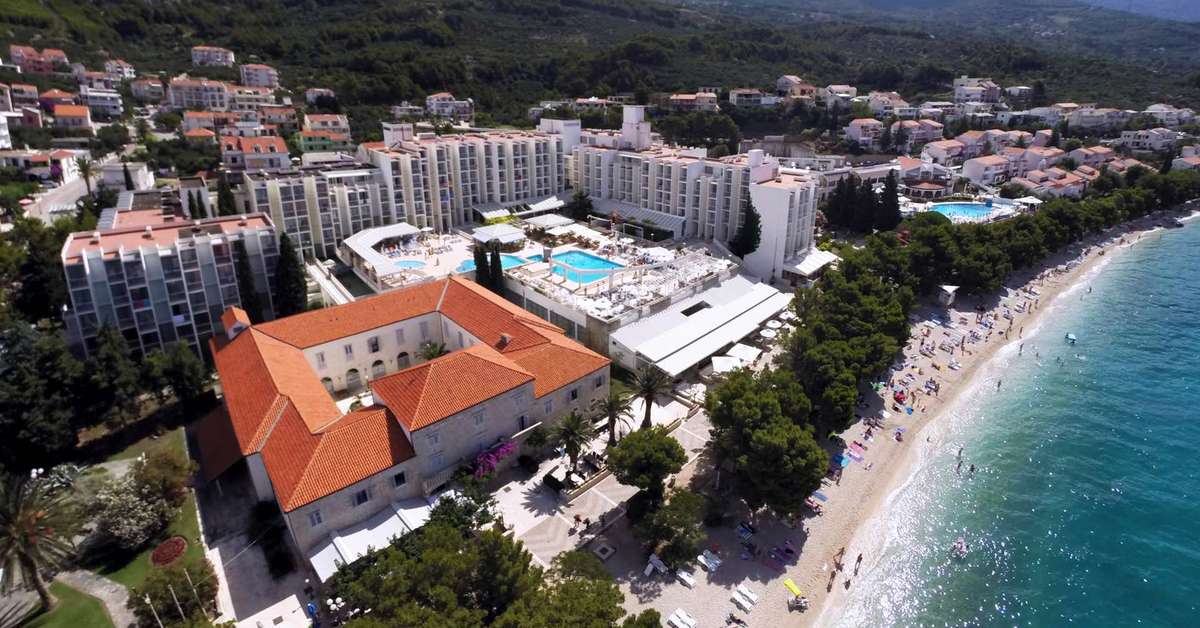 Een foto van de buitenkant van Bluesun Hotel Alga
