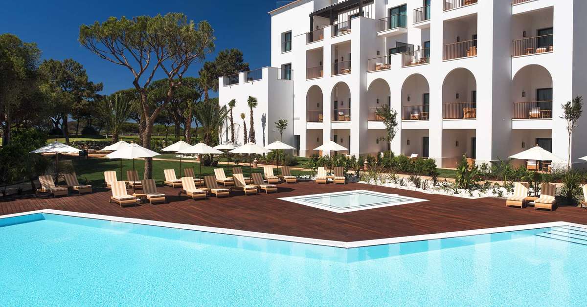 Een foto van het zwembad bij Pine Cliffs Village & Golf Suites
