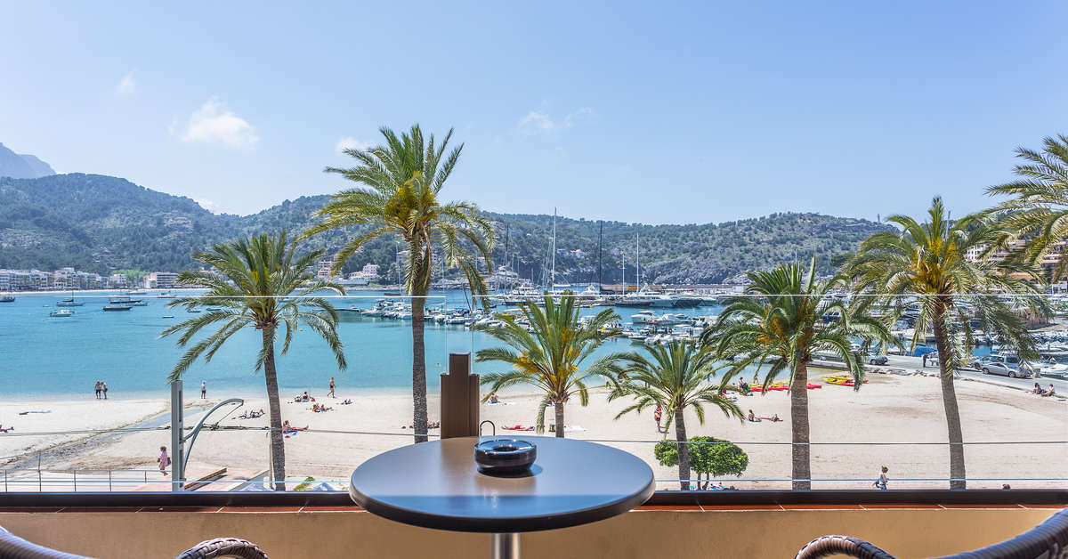 Een foto van het terras bij Fergus Style Soller Beach