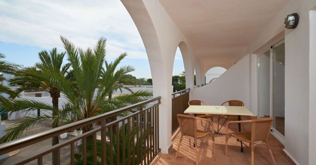 Een foto van het terras bij Appartementen Cala d'Or Playa