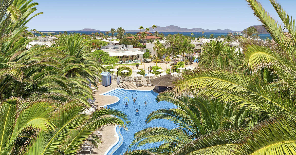 Een foto van het zwembad bij Alua Suites Fuerteventura