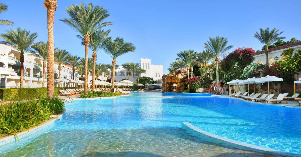 Een foto van het zwembad bij Baron Palms Resort