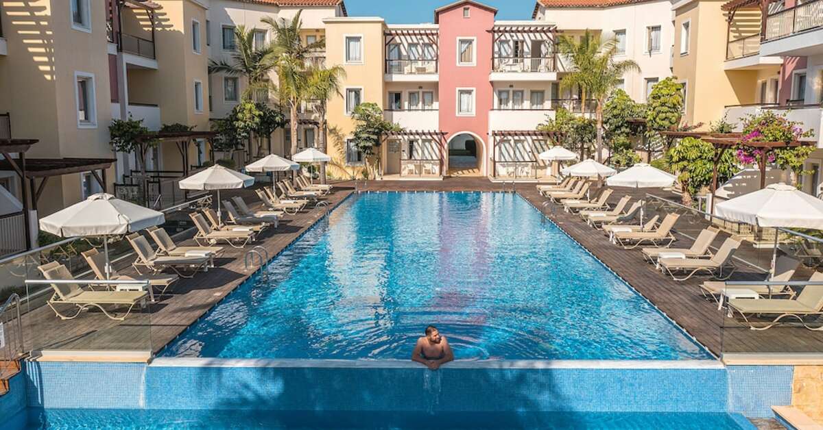 Een foto van het zwembad bij Louis Althea Beach