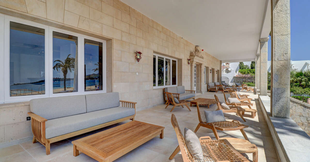 Een foto van het terras bij Hoposa Hotel Pollentia