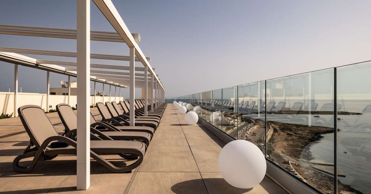 Een foto van het terras bij Qawra Palace Resort & Spa