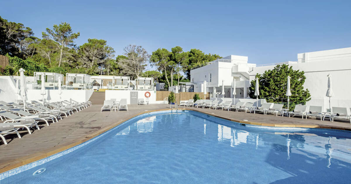 Een foto van het zwembad bij Barcelo Portinatx