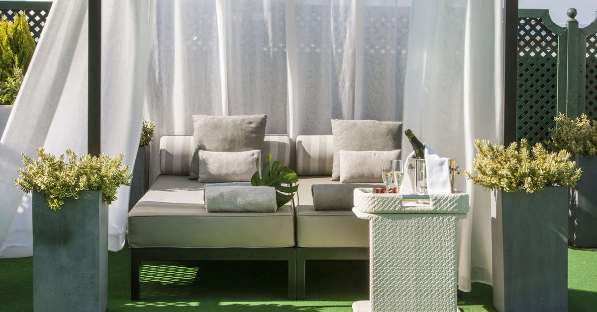 Een foto van het terras bij Hotel Emperador