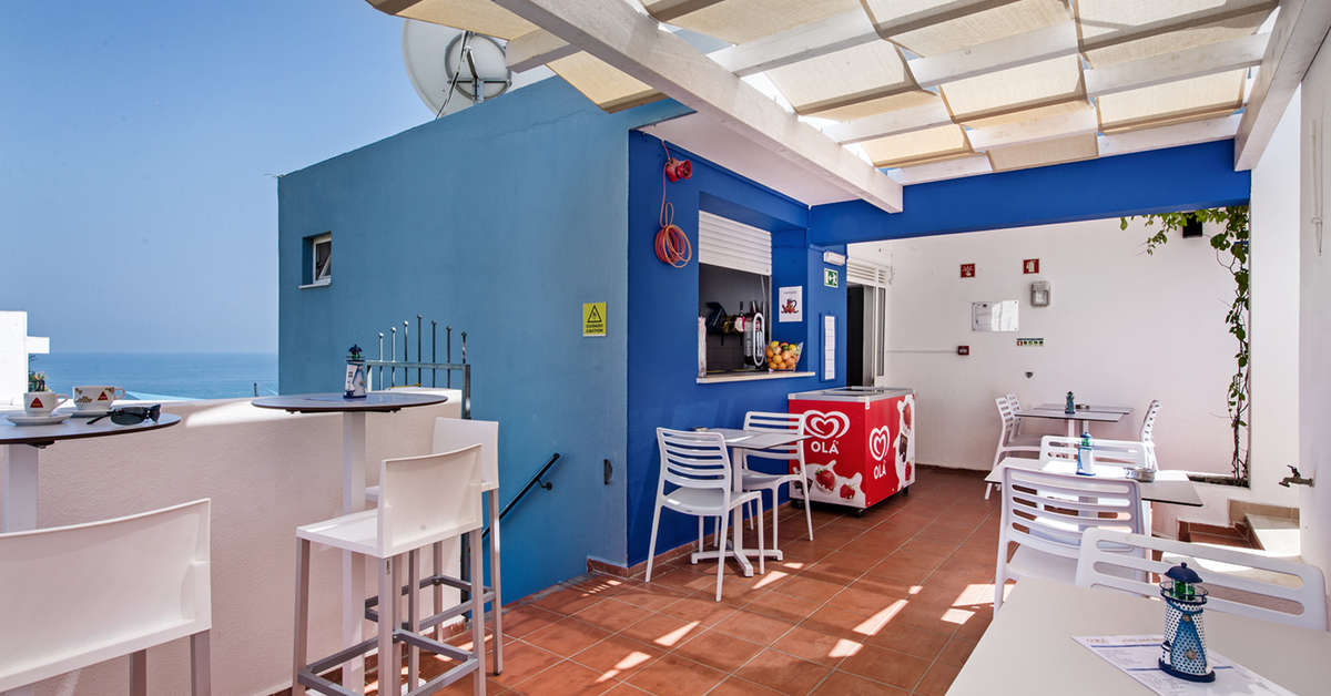 Een foto van het terras bij Carvi Beach Hotel