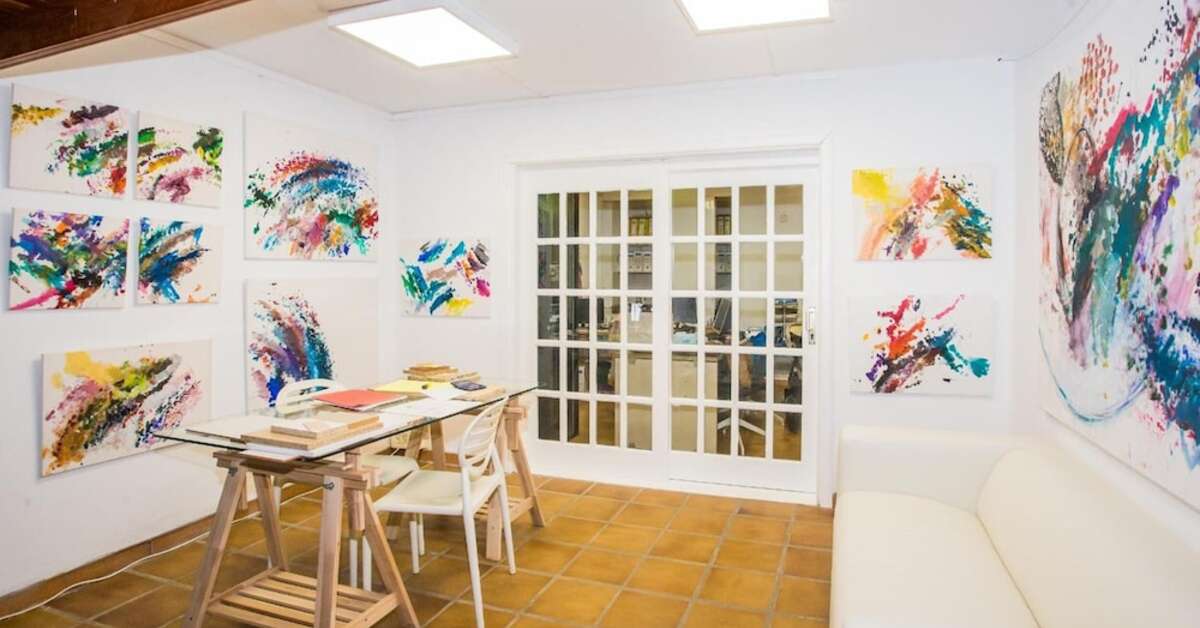 Een foto van het interieur van Los Tulipanes