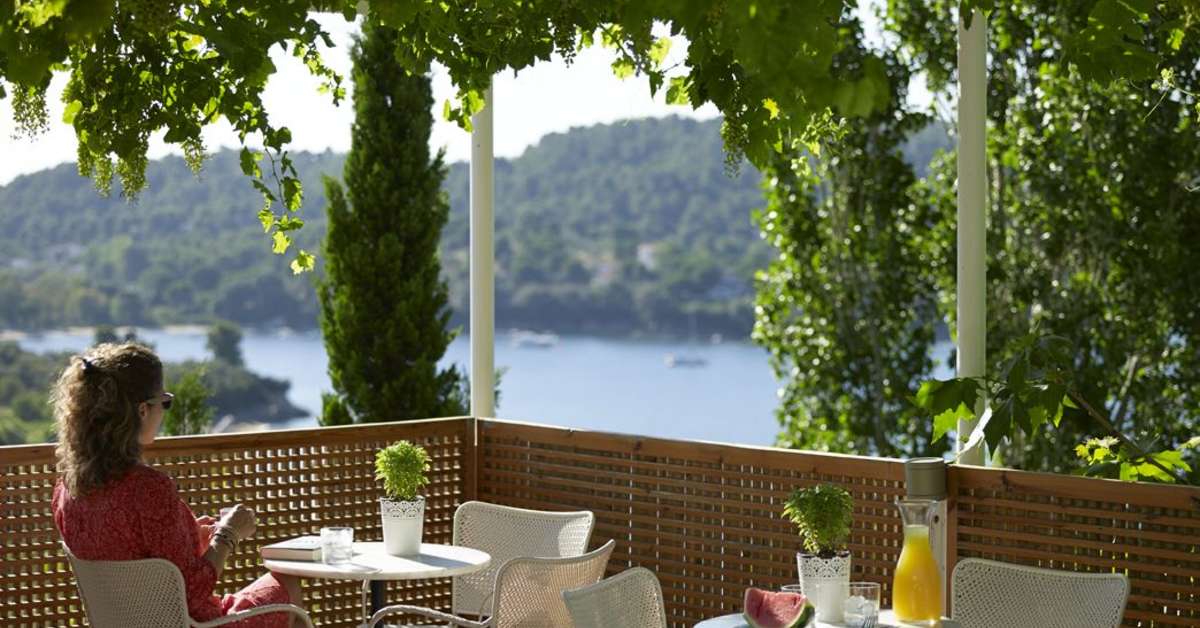 Een foto van het terras bij Atrium Hotel Skiathos