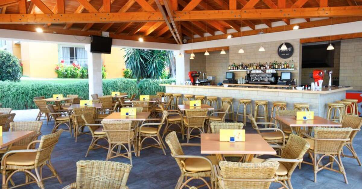 Een foto van het terras bij Hotel Seth Punta Prima