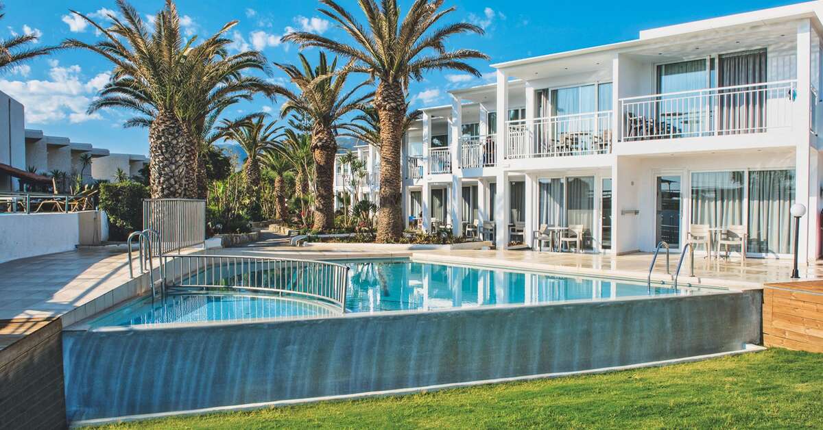 Een foto van het zwembad bij Happy Days Hotel