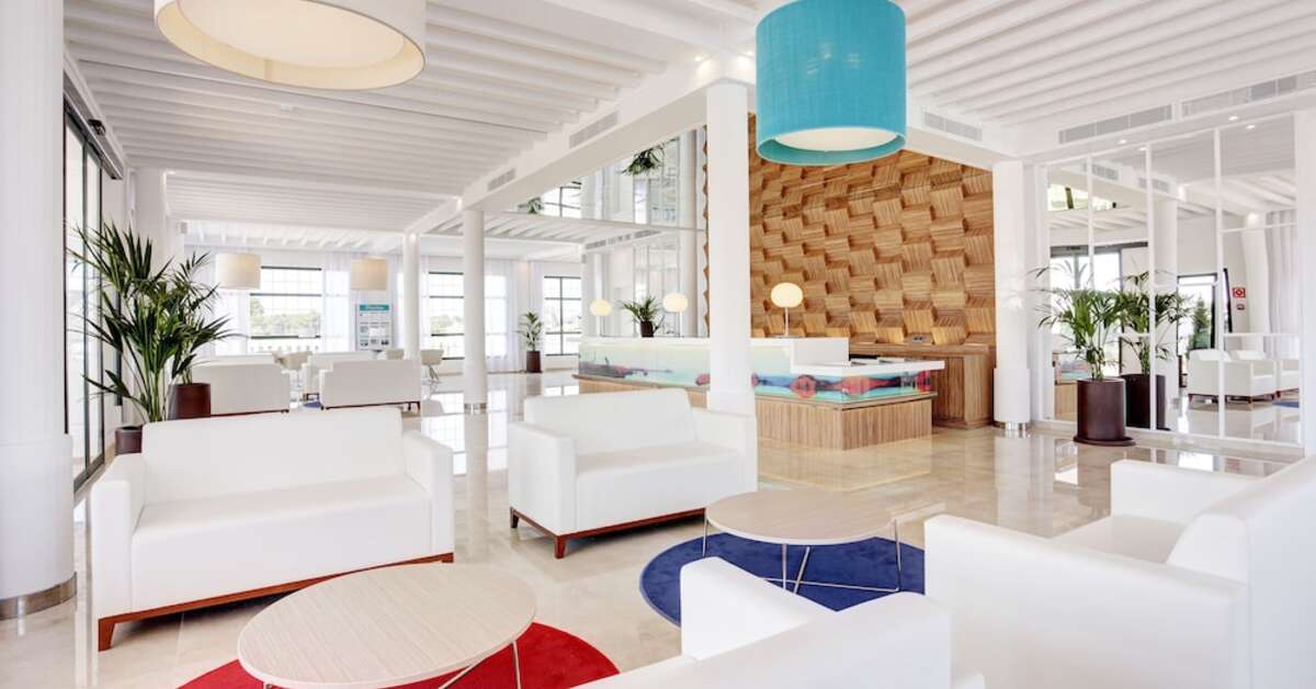 Een foto van het interieur van Grupotel Mar de Menorca