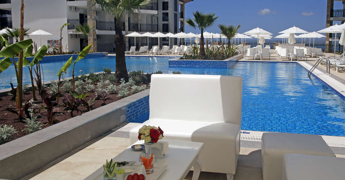 Een foto van het terras bij Ramada Resort by Wyndham Akbuk