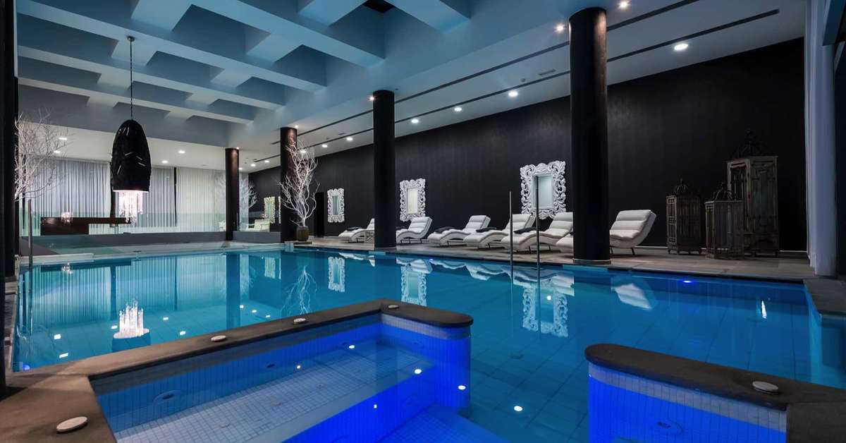 Een foto van het zwembad bij Diamond Deluxe Hotel