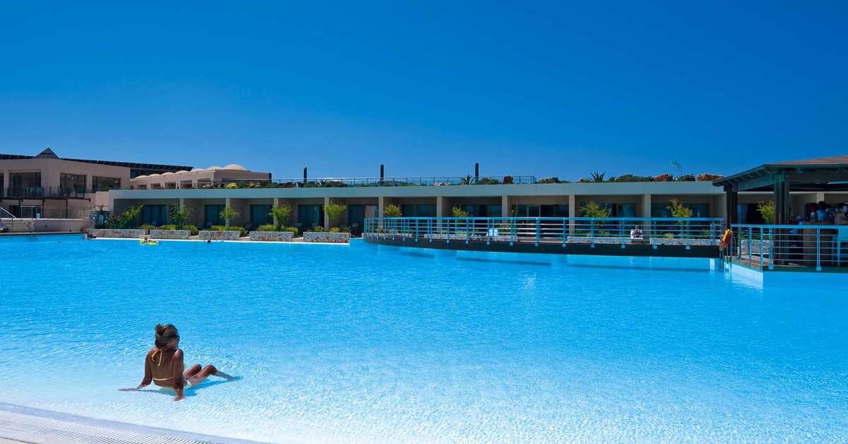 Een foto van het zwembad bij Giannoulis Cavo Spada Luxury Sports & Leisure Resort & Spa