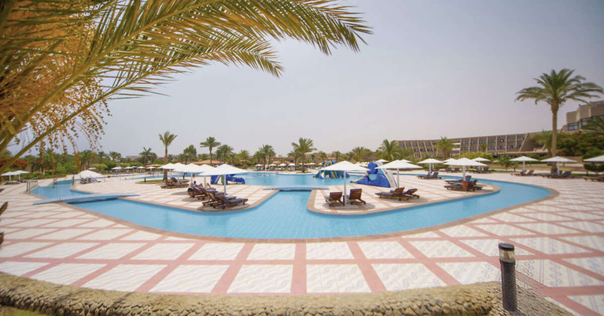 Een foto van het zwembad bij Pharaoh Azur Resort