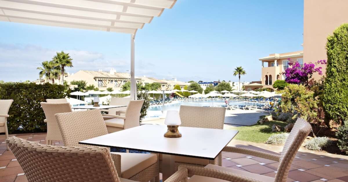 Ein Foto von der Terrasse im Grupotel Macarella Suites & Spa