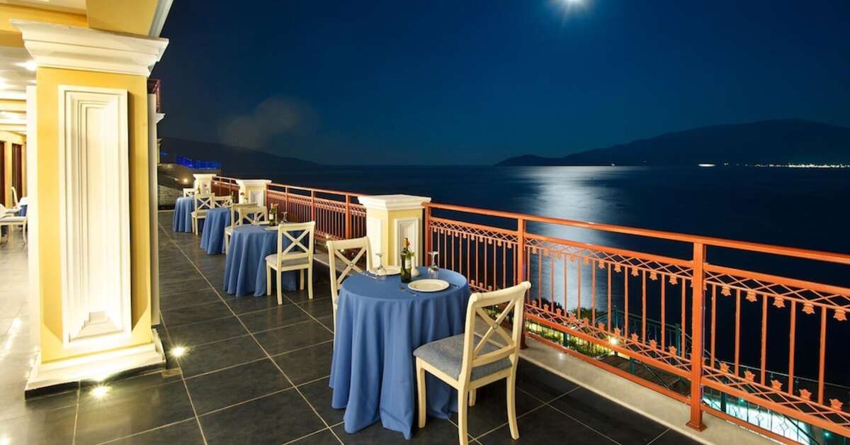 Een foto van het terras bij Hotel Kefalonia Bay Palace