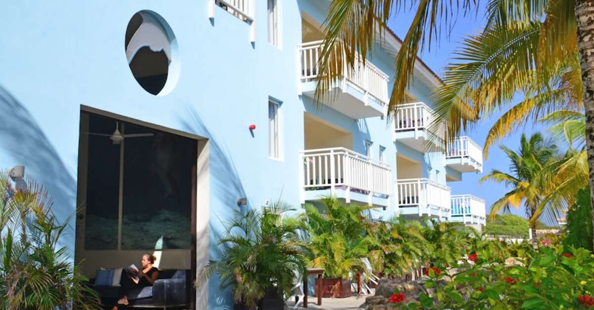 Een foto van de buitenkant van Dolphin Suites Hotel