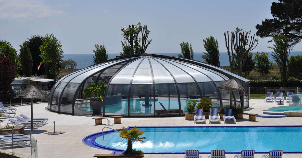 Een foto van het zwembad bij Camping Le Raguenes Plage