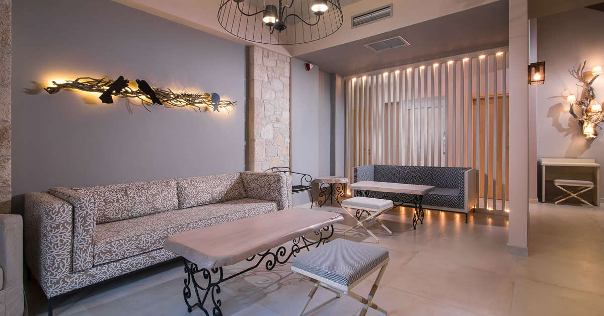 Een foto van het interieur van Neikos Mediterraneo Luxury Suites