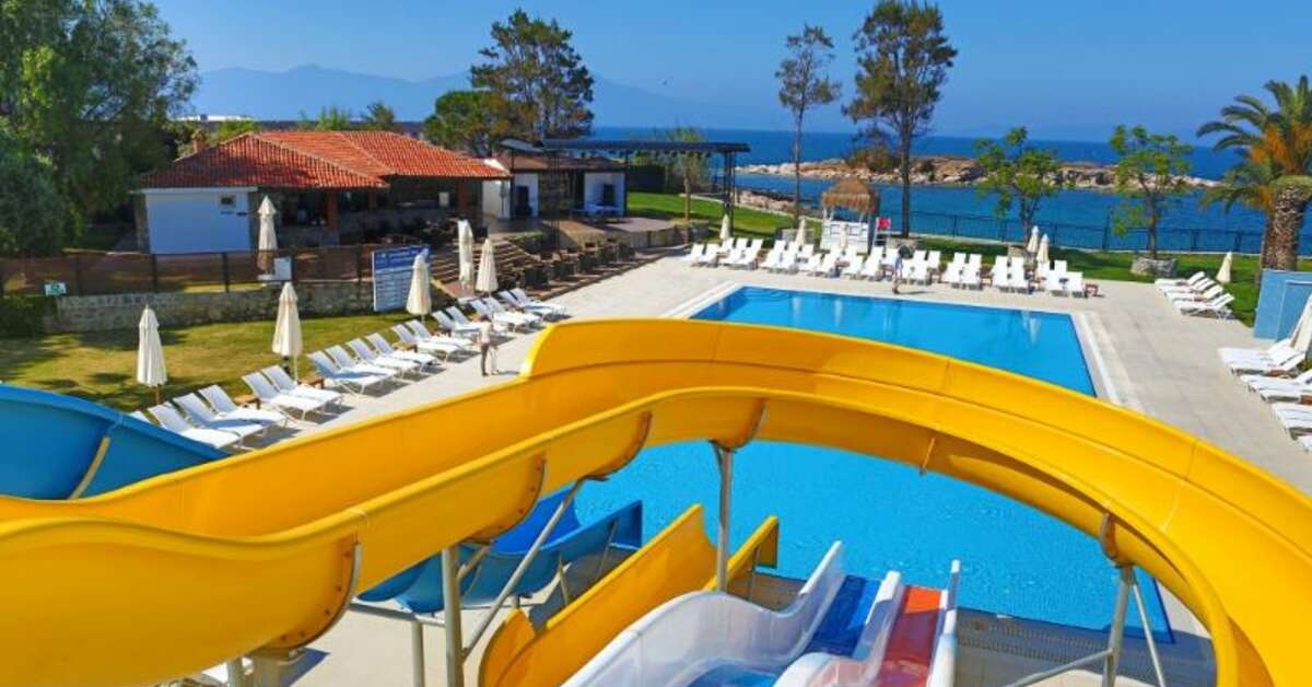 Een foto van het zwembad bij Le Bleu Hotel & Resort