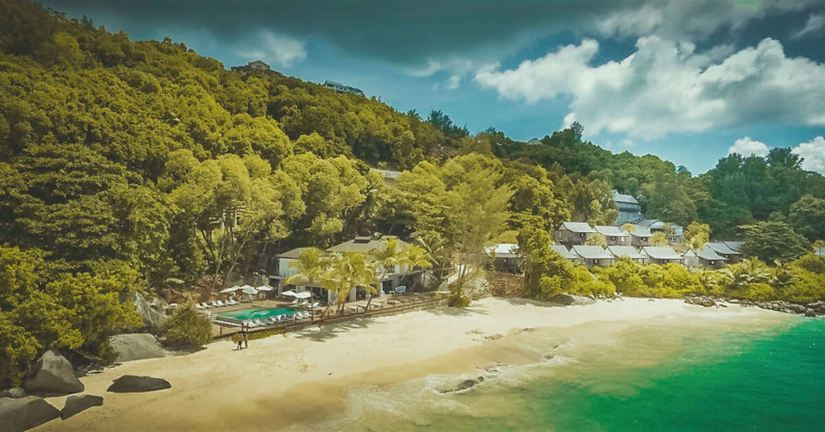 Een foto van het strand bij Carana Beach Hotel