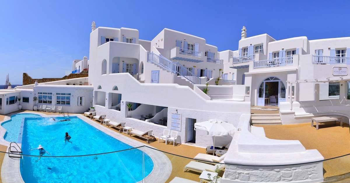 Een foto van het zwembad bij Petinos Beach Hotel