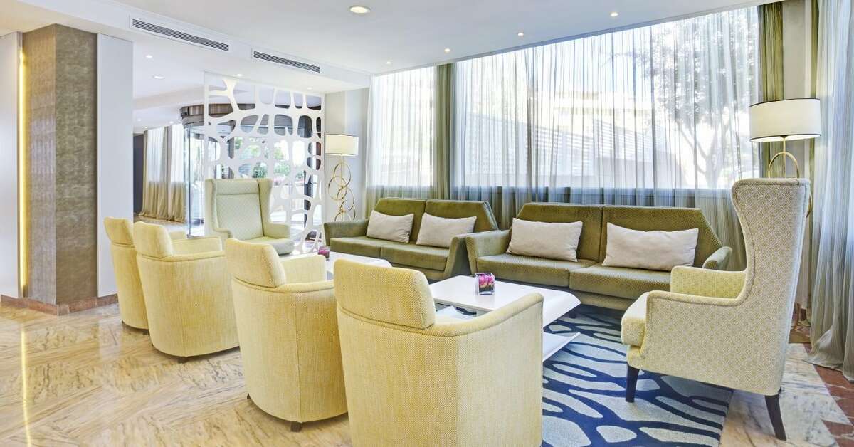 Een foto van het interieur van Grupotel Acapulco Playa